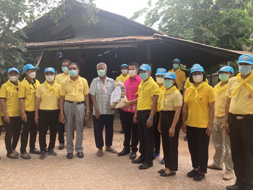 ท่านนายก อบต.เขื่อน ท่านปลัดอบต.เขื่อน พร้อมด้วยท่านปลัดประจำตำบลเขื่อน พัฒนากร ท่านกำนัน ท่านผู้ใหญ่บ้าน และทีมปฏิบัติการทุกท่าน ร่วมมอบถุงยังชีพแก่ผู้ตกเกณฑ์ TPMAP ในตำบลเขื่อน จำ