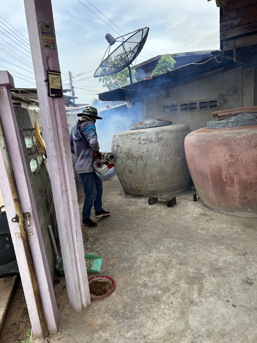 อบต.เขื่อน ดำเนินการพ่นหมอกควัน เพื่อป้องกันโรคไข้เลือดออก บ้านเขื่อนเหนือ หมู่ที่ 8 และบ้านเขื่อนใต้ หมู่ที่ 10 โดยได้รับความร่วมมือและช่วยเหลือจากนางเพียรทอง สนธิละ ผู้ใหญ่บ้าน หมู่ที่ 8 นางสุภาพร ศรีอุบล ผู้ใหญ่บ้าน หมู่ที่ 10 และทีมงาน อสม.ทั้งสองหมู่