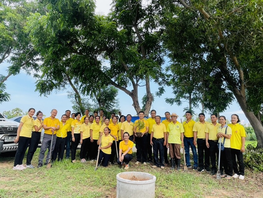 วันที่ 8 กรกฎาคม 2567 องค์การบริหารส่วนตำบลเขื่อนนำโดย นางมงคุณ กันยาสุด นายกฯ องค์การบริหารส่วนตำบลเขื่อน พร้อมคณะผู้บริหาร ผู้นำหมู่บ้าน พนักงาน ร่วมปลูกป่าโครงการส่งเสริมอนุรักษ์ทรัพยากรธรรมชาติและสิ่งแวดล้อม ณ บริเวณรอบหนองเขื่อน